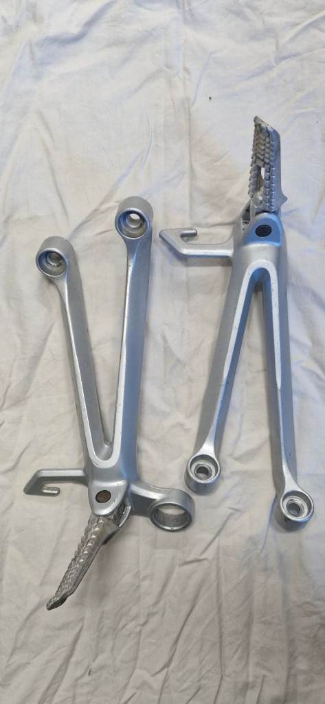Suzuki GSXR 1000 k5 k6 rear passenger pegs / pillion rearsets 
