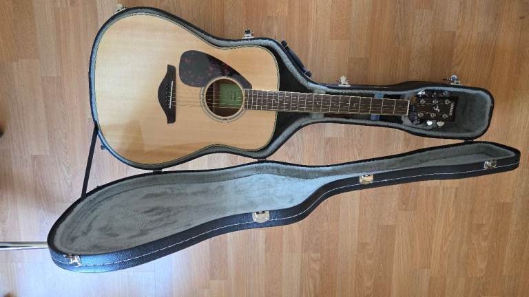 Yamaha FG820L Left-Handed Acoustic Guitar with Hard Case and Accessories