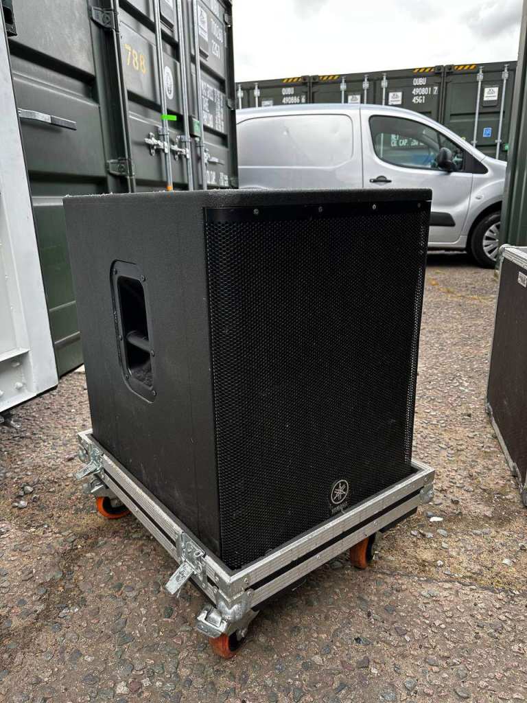 Yamaha DXS15 MKI Powered Subwoofer & Swan Flight Case with Wheels