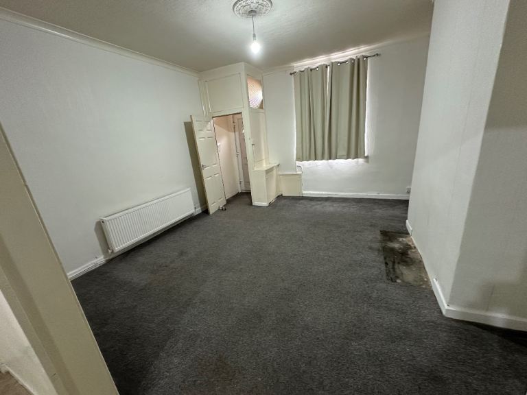 2 Bedroom house available to rent in Oldham OL4  