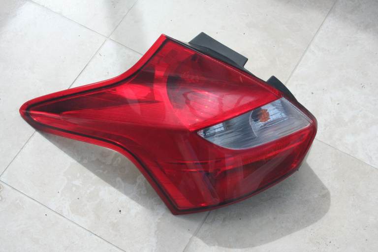 2015 ford focus n/s/r light cluster