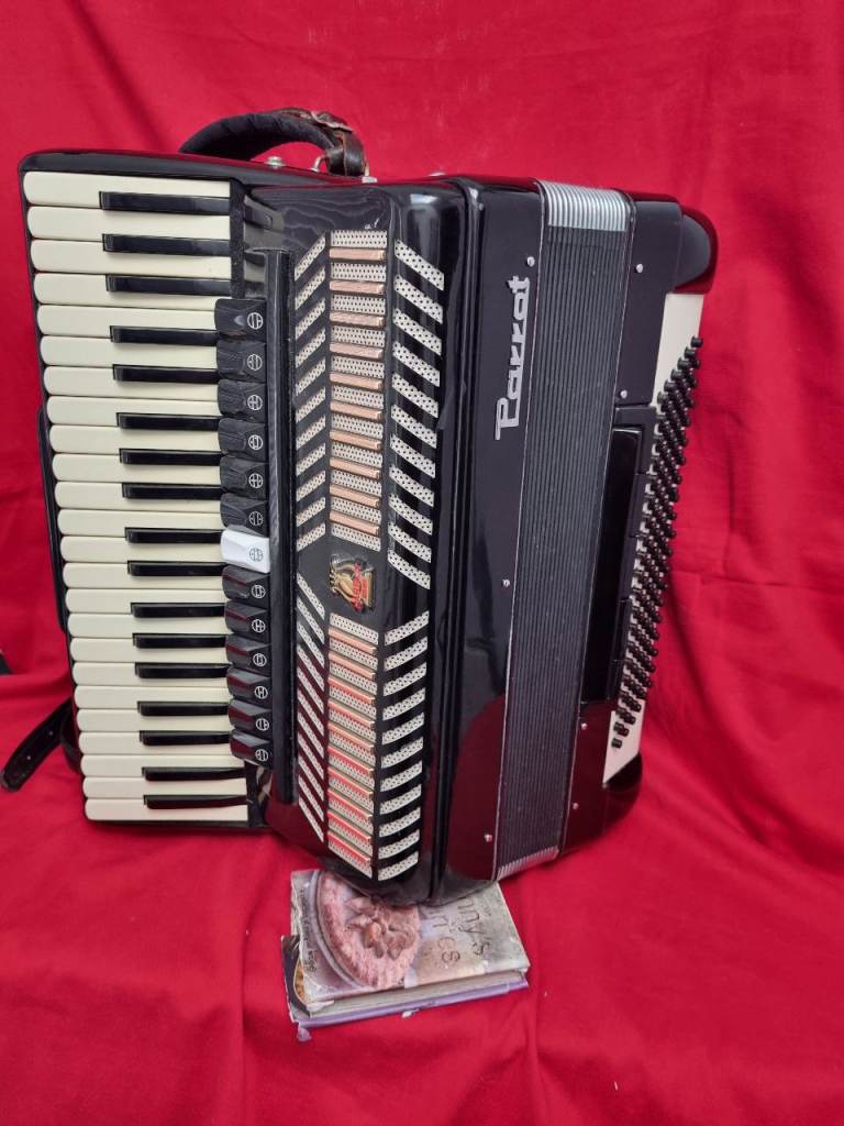 PARROT 120 BASS ACCORDION / ACCORDIAN