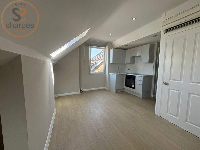 Studio flat in Waddon New Road, Croydon, London
