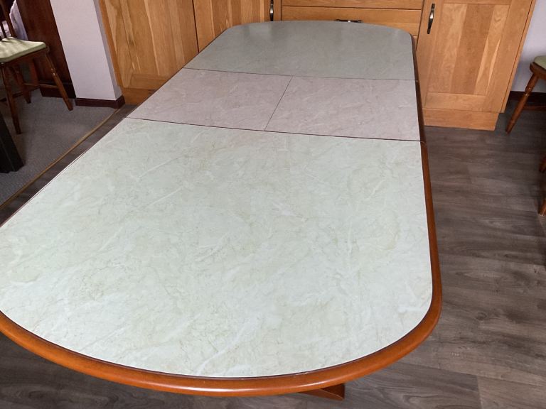Extendable kitchen table