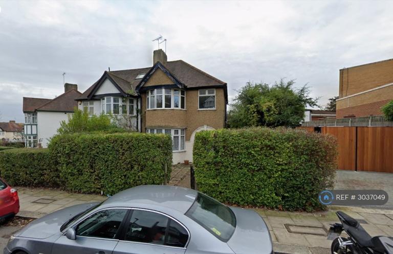 1 bedroom flat in Holder Hill Crescent, London, NW4 (1 bed) (#3037049)