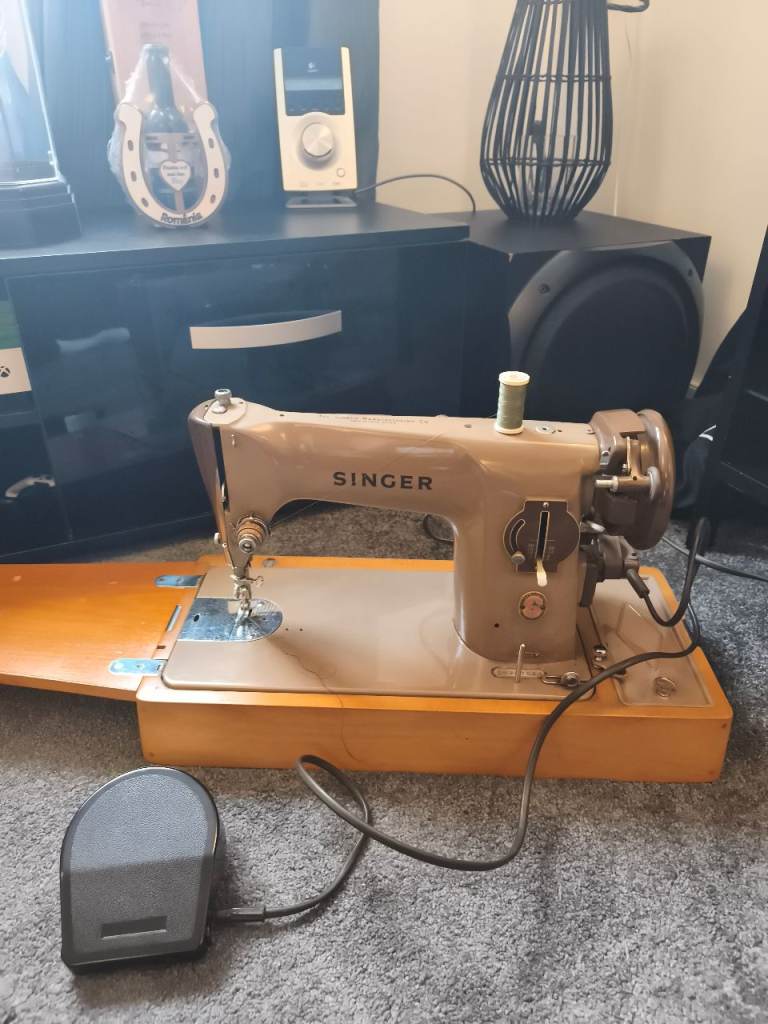 SINGER Sewing Machine – Vintage, Good Working Order