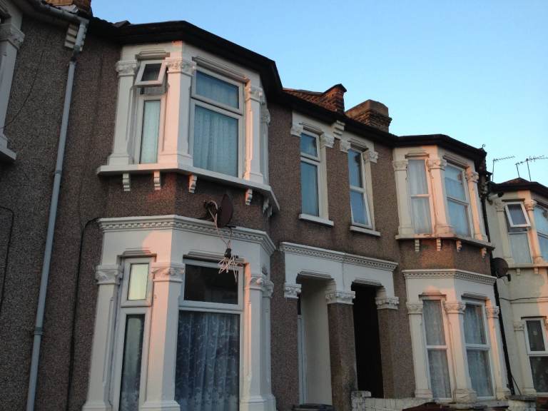 Spacious and very Close to Barking Station 4 bedrooms House for rent
