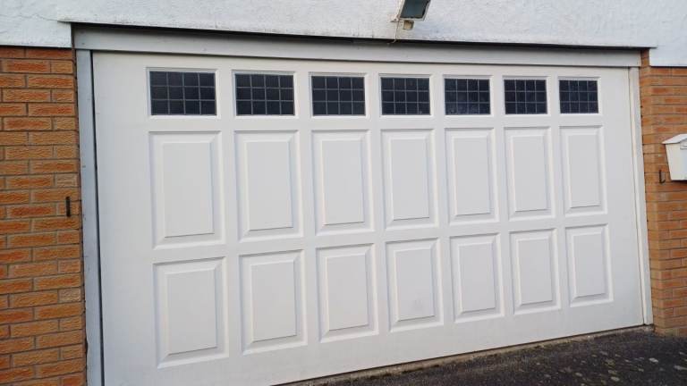 Electric garage door 