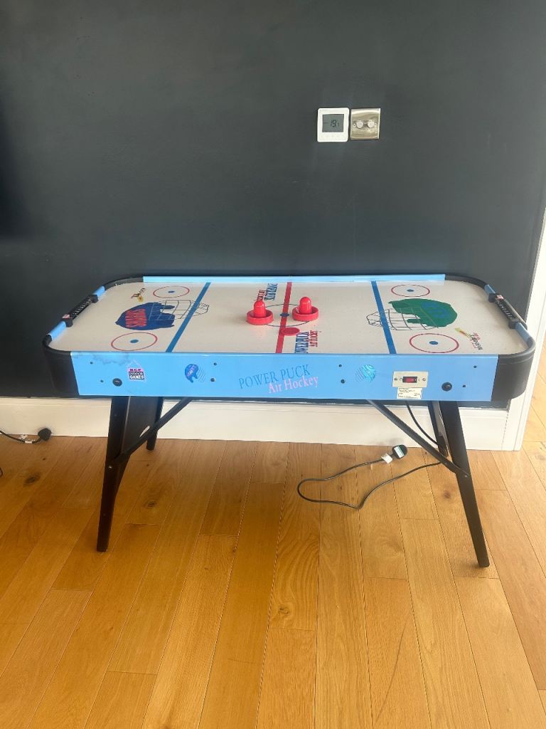 Air hockey table 