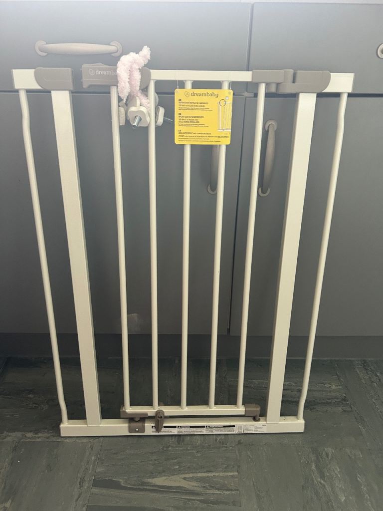 Dreambaby Safety Gate - White, Good Condition