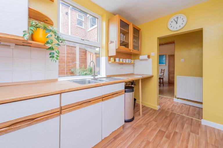 Spacious 3 bed fully furnished house available short or long stay no contract required