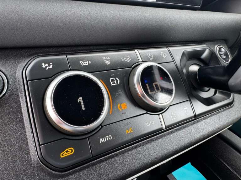 2023 Land Rover Defender 3.0 D250 Hard Top SE Auto PANEL VAN DIESEL Automatic