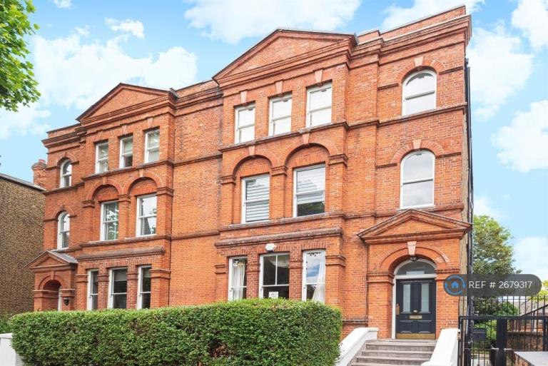 2 bedroom flat in Auriol Road, London, W14 (2 bed) (#2679317)