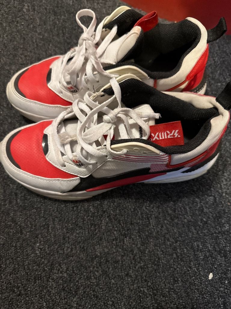 Sports sneakers in UK size 5