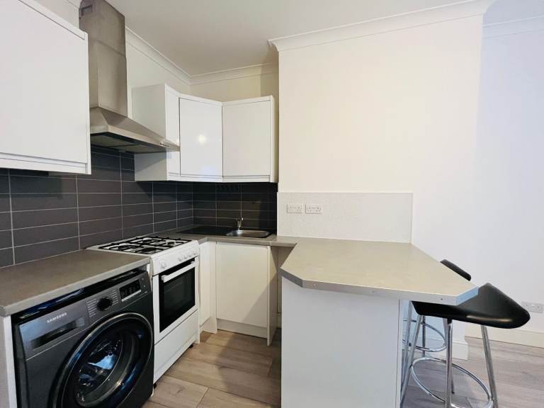 spacious one bedroom open plan kitchen reception available now