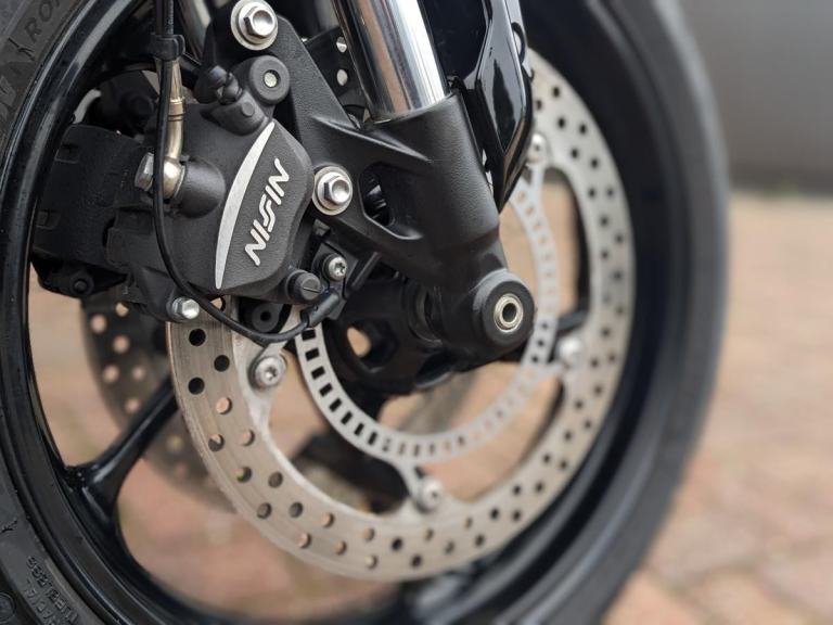 TRIUMPH TRIDENT 660 2024 - BLACK - HEATED GRIPS- 2 SERVICE STAMPS - QUICKSHIFTER