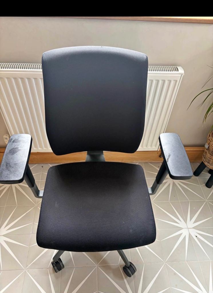 Black Office Chair with Armrests and Wheels – Good Condition