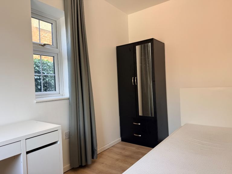 Very large Clean single room for Single person £650