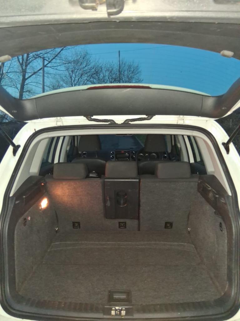 2011 Volkswagen Tiguan 2.0 TDI BLUEMOTION TECH S SIX SPEED MANUAL PEARL WHITE ESTATE Diesel Manual