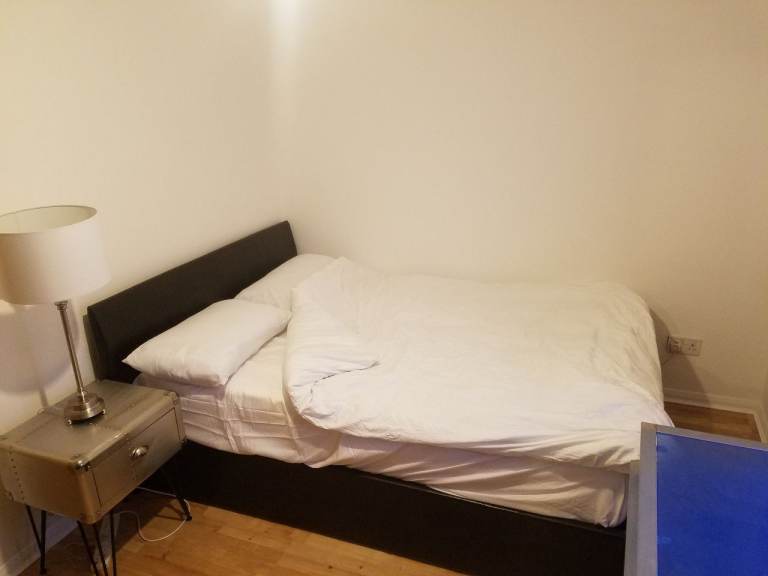 Double size room in Greenwich, 5 minutes walk to station & opposite beautiful park