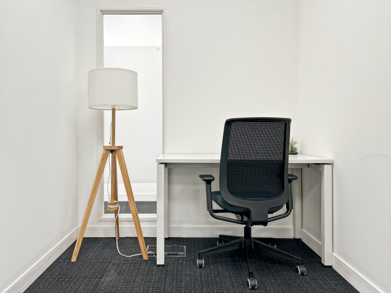 Belfast - BT28LA \ Office Space for Rent - 1 Desk Available