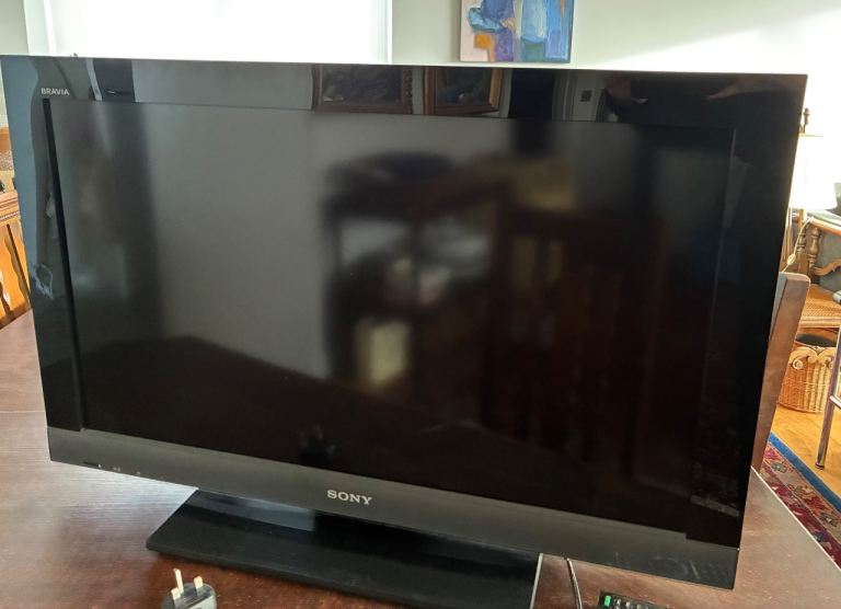 Sony BRAVIA 32-inch HD LCD TV with Remote