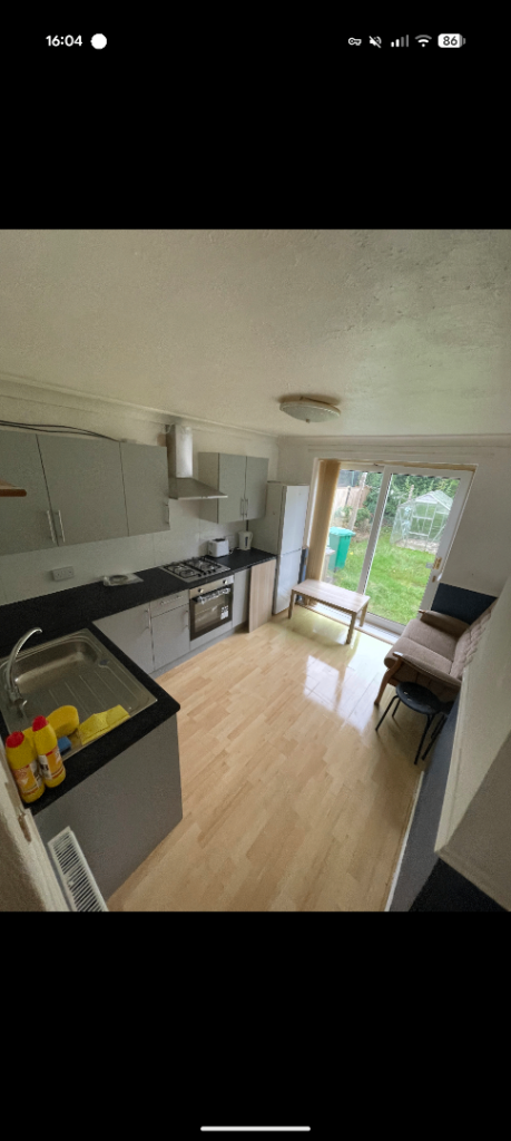 Box Room to Let in Clifton