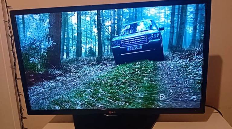 32" LG TV (NOT Smart) (Has Stand, No Remote)