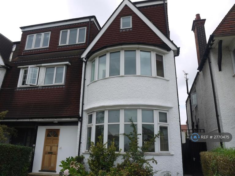 Studio flat in Golders Green Road, London, NW11 (#2770475)