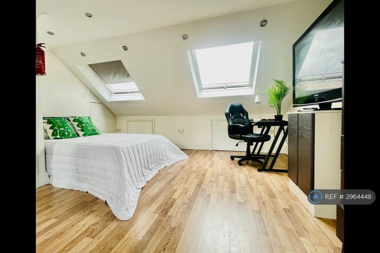 Studio flat in Sunningdale Avenue, London, W3 (#2964448)
