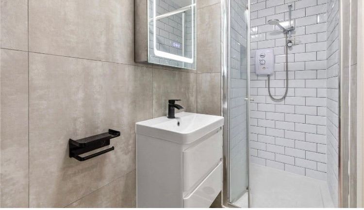 Large modern clean Studio for couples available. 5mins walk to Tooting Bec Tube