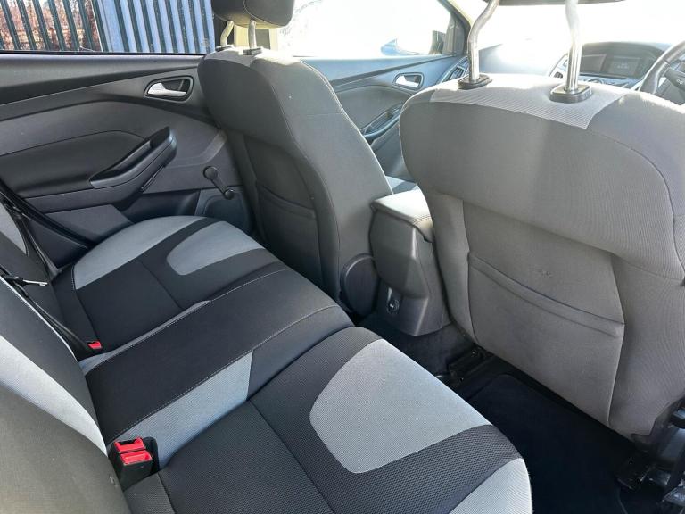 2011 Ford Focus 1.6 125 Zetec 5dr HATCHBACK PETROL Manual