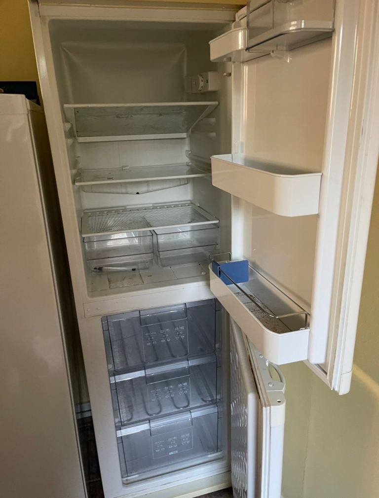 Bosch Freestanding Fridge Freezer – White, Good Condition