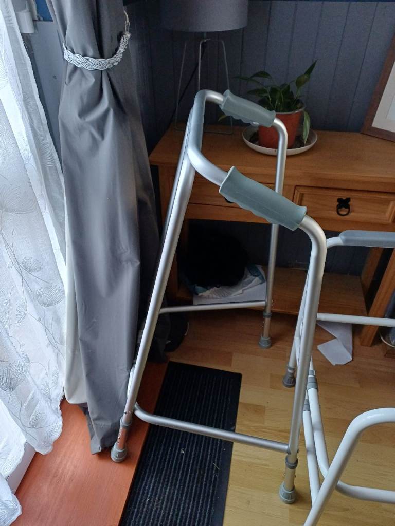 Walking frame x2