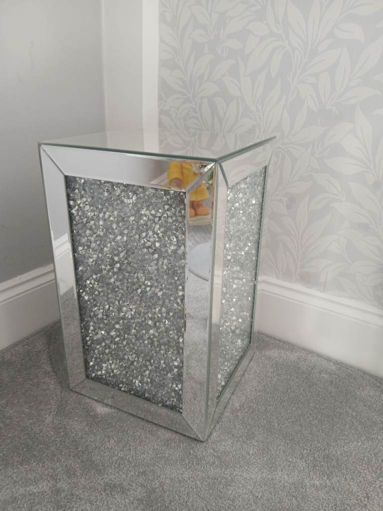 Crushed diamond table display cube