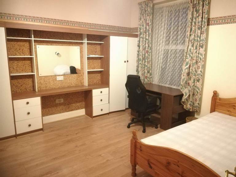 Pl4, central location, big room to rent 