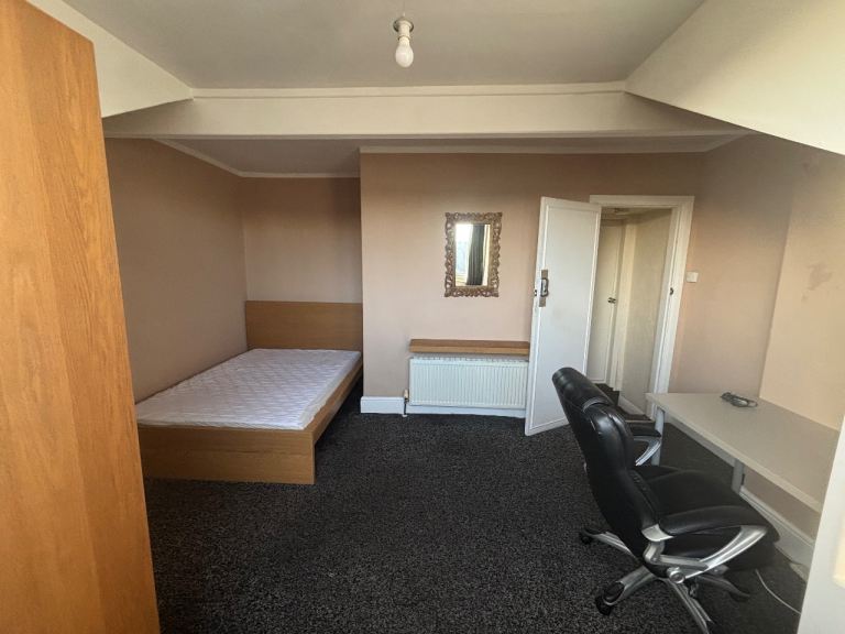 Large double room. All bills and WiFi included.