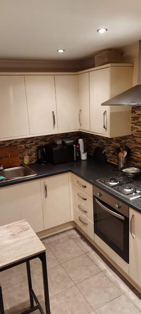 Clean Double Room within flat share in Holyrood, City Centre