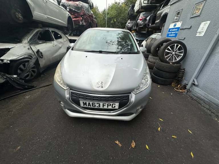  PEUGEOT 208 2013 1.2 PETROL BREAKING FOR PARTS