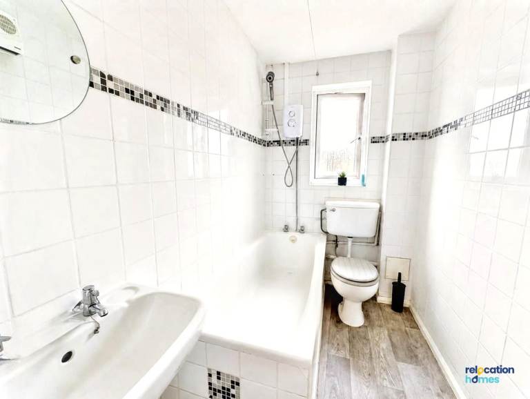 Stunning studio with a separate living room in N9.