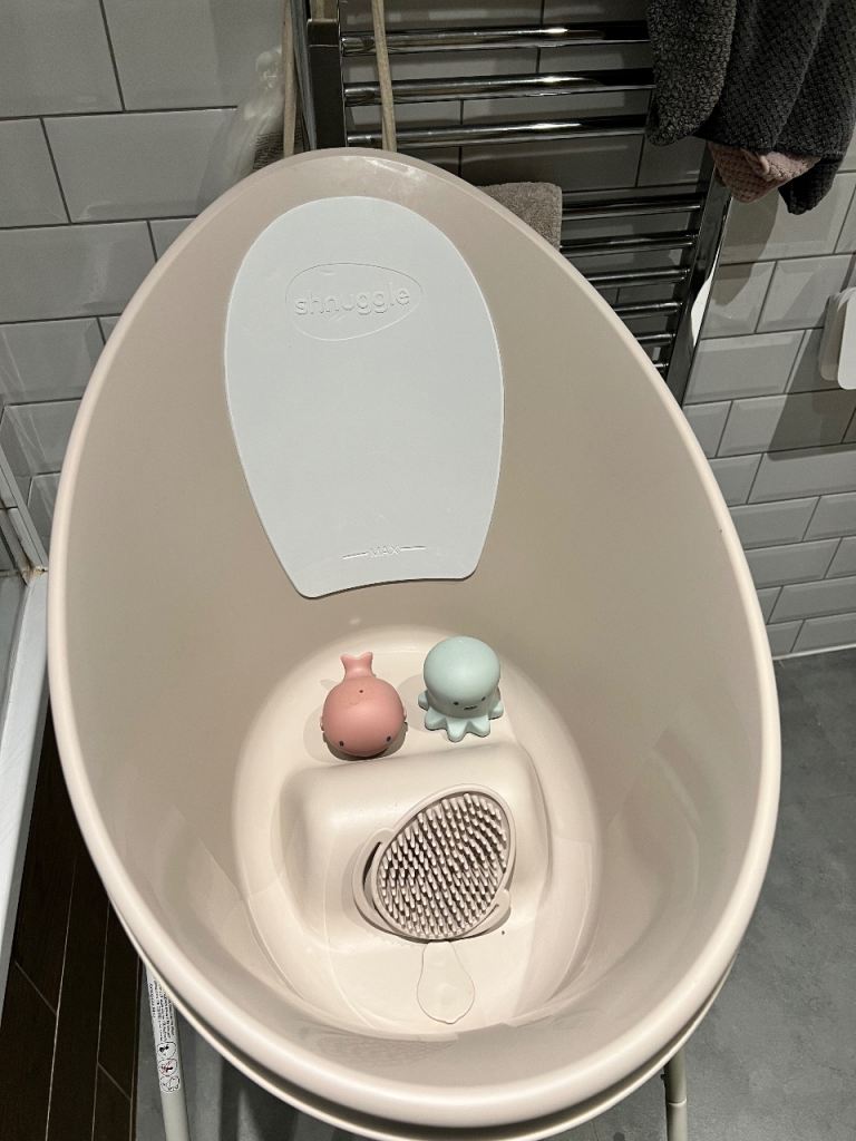 Shnuggle baby bath with stand toys and brush 
