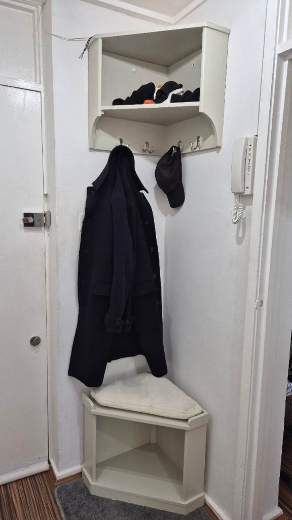 Corner Hallway Unit with Bench and Hooks – White, Good Condition