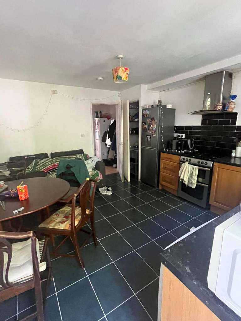 ALDGATE EAST, E1, 5 BEDROOM TOWN HOUSE - AVA END AUGUST