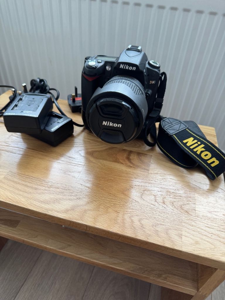 Nikon D90 DSLR Camera with AF-S DX NIKKOR 18-135mm Lens