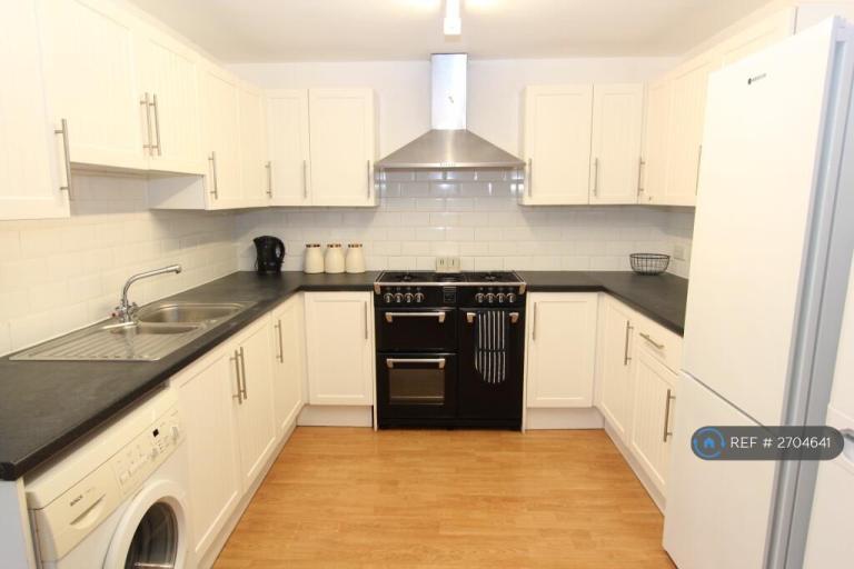 8 bedroom house in Heatherdeane Road, Highfield, SO17 (8 bed) (#2704641)