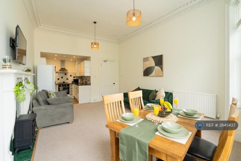 3 bedroom flat in East London Street, Edinburgh, EH7 (3 bed) (#2845437)