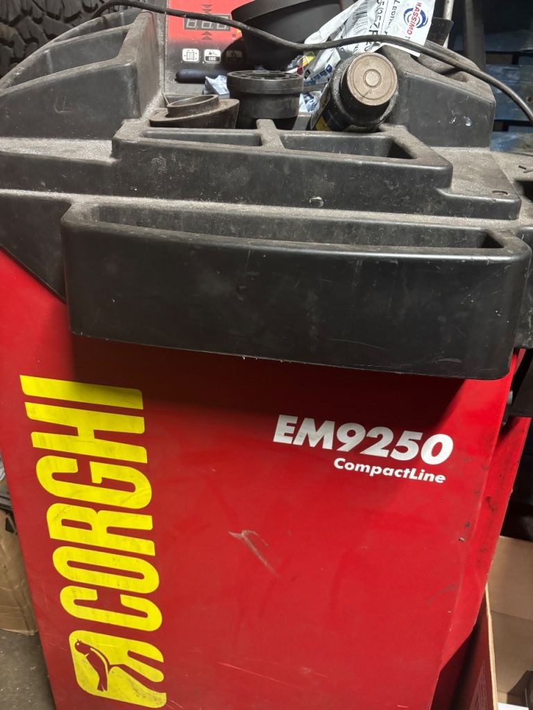 Tyre machine and balancer 