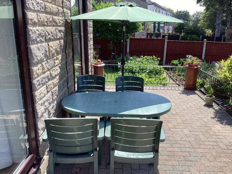 Garden furniture in green.