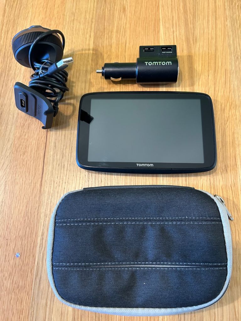 TomTom Go 620 WiFi GPS Navigation System - 4PN60 (Bundle)