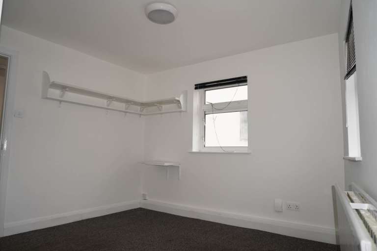 2 bedroom flat in The Broadway, London